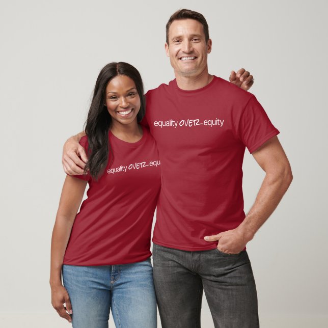 Camiseta Básica Escura Igualdade Sobre Equidade (Unissex)