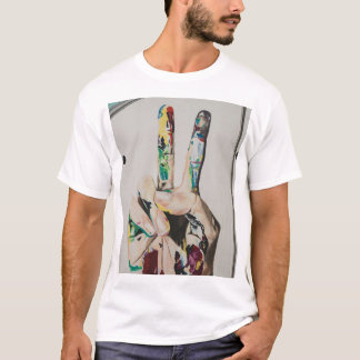 Camiseta Básica Gráfica Mão Sinal de Paz Colorida