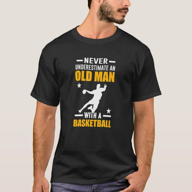 Camiseta Basquete Nunca Subestima Um Velho Com Um B (Frente)