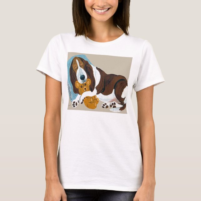 Camiseta Basset Dormindo Com Urso de Pelúcia (Frente)