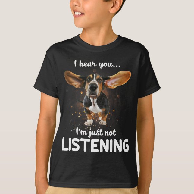 Camiseta basset hound eu ouço você não ouvindo design (Frente)