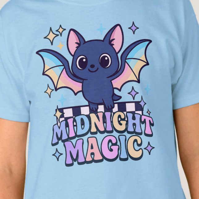 Camiseta Bat e Checkerboard do Cute do Halloween do Pastelc (The midnight magic kawaii bat design shines with retro pastel charm.)