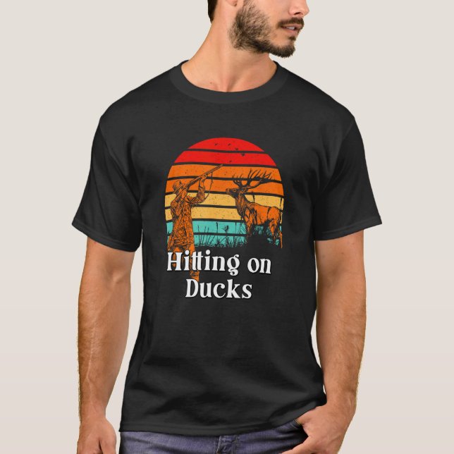 Camiseta Batendo em Patos Caçando Pássaros Caçando Pássaros (Frente)