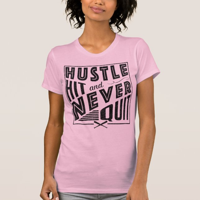 Camiseta Bateria de Hustle de Softball de Baseball e Nunca  (Frente)