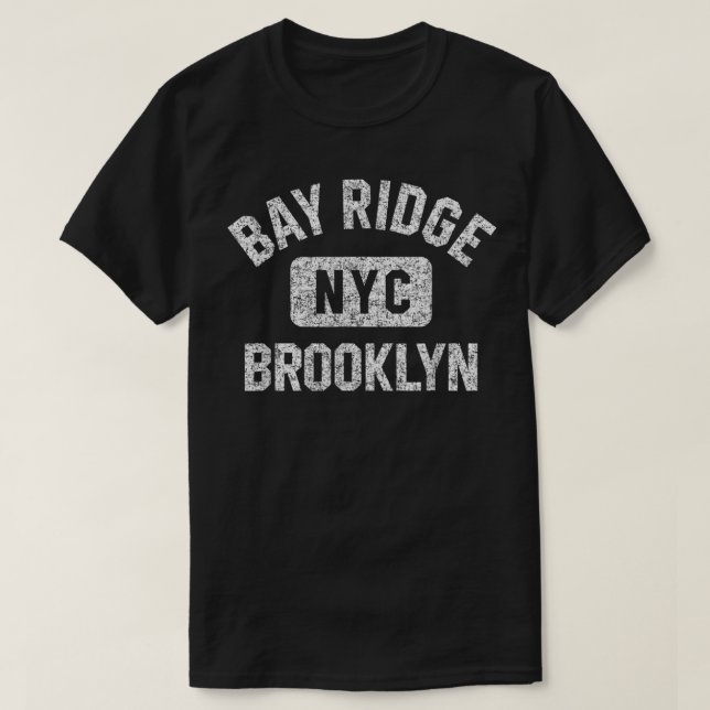 Camiseta Bay Ridge Brooklyn NYC Estilo Gym Brancos (Frente do Design)