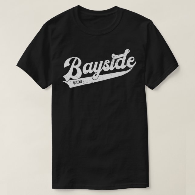 Camiseta Bayside Queens NYC Typographic Distressed Design  (Frente do Design)