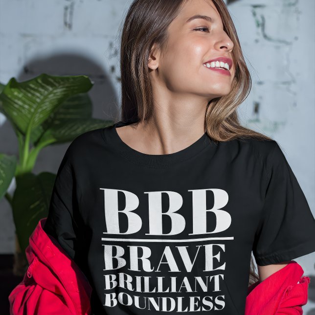 Camiseta BBB- Brave, Brilhante, Sem Limites (Young woman wears a "BBB: Brave, Brilliant, Boundless" black t-shirt.)