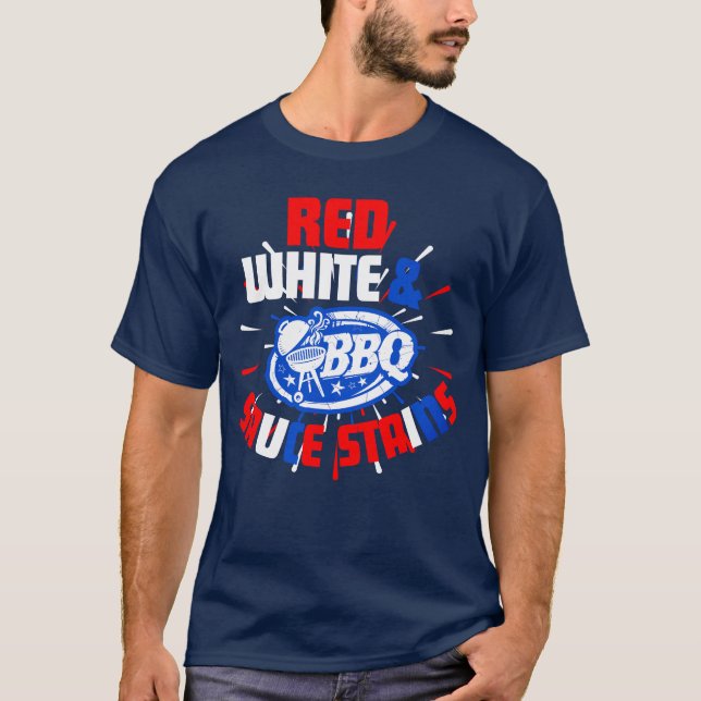 Camiseta BBQ Bliss: Where Red, White, and Sauce Stains Meet (Frente)