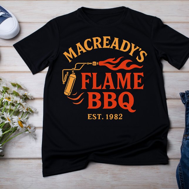 Camiseta BBQ de chama de Macready est 1982 (Criador carregado)
