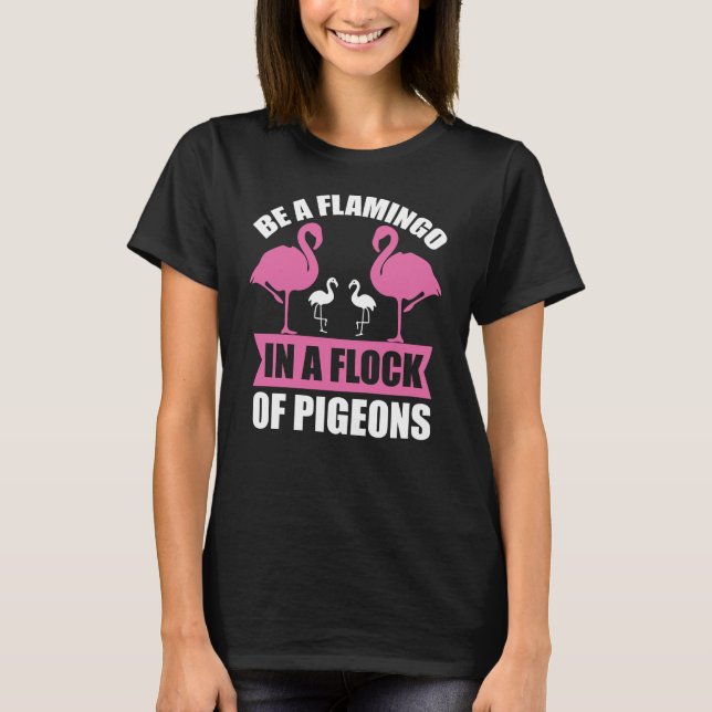 Camiseta Be A Flamingo In A Flock Of Pigeons (Frente)