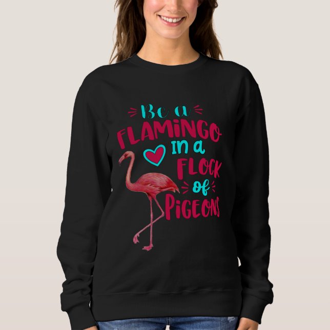 Camiseta Be A Flamingo In A Flock Of Pigeons Pink Flamingo (Frente)