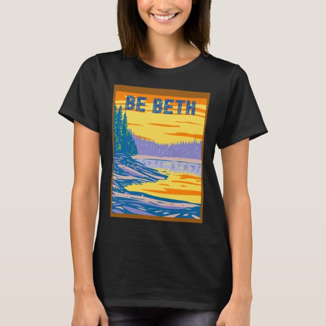 CAMISETA BE BETH YELLOWSTONE IN THE BACKGROUND (Frente)