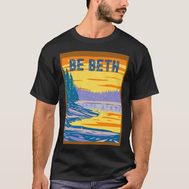 CAMISETA BE BETH YELLOWSTONE IN THE BACKGROUND (Frente)