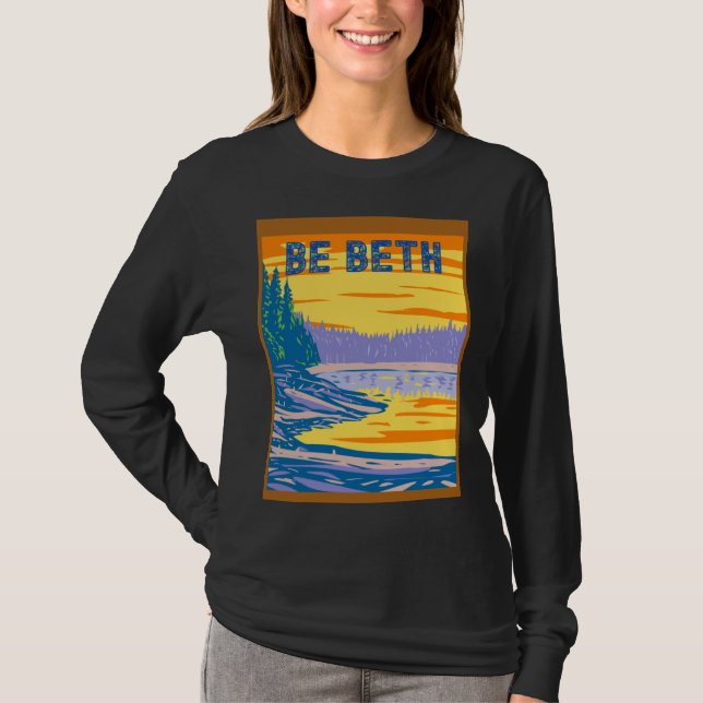 CAMISETA BE BETH YELLOWSTONE IN THE BACKGROUND (Frente)
