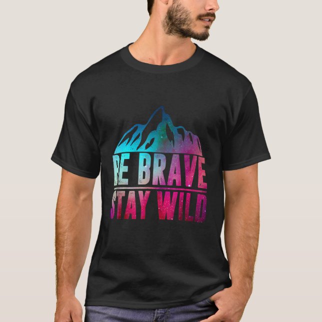 Camiseta BE BRAVE STAY WILD acampamento de caminhada na nat (Frente)