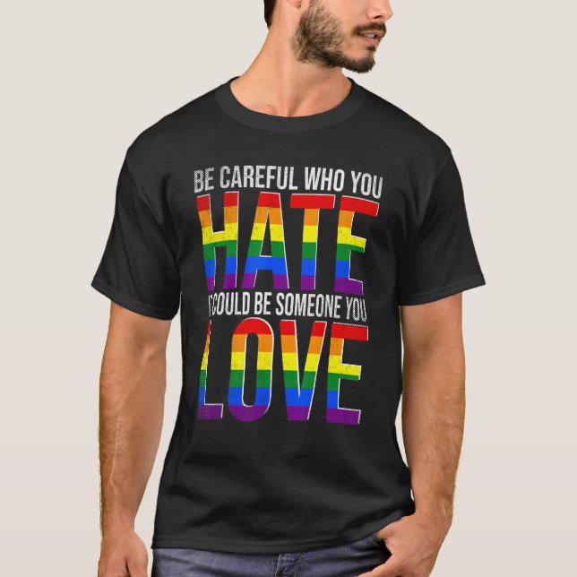 Camiseta Be Careful Who You Hate Retro LGBT Rainbow Flag Ga (Frente)