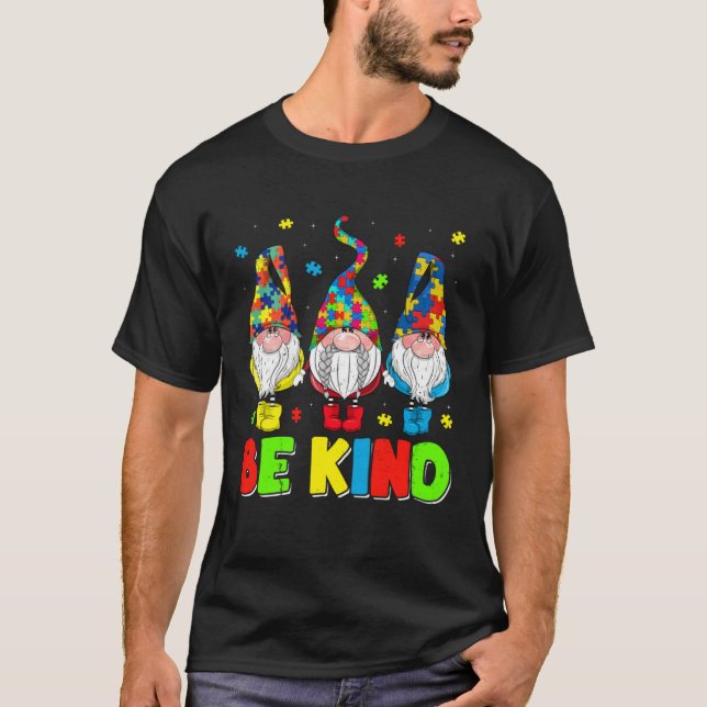 Camiseta Be Kind Autism Awareness Month Cute Gnomes Men Wom (Frente)