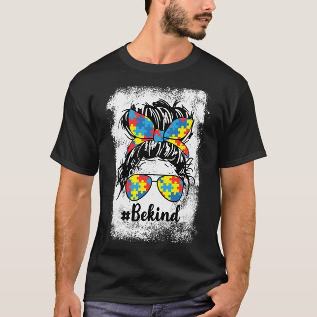 Camiseta Be Kind Autism Awareness Month Cute Messy Bun Girl (Frente)