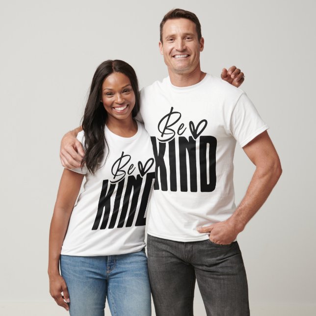 Camiseta Be Kind Bold Script Overlay (Unissex)