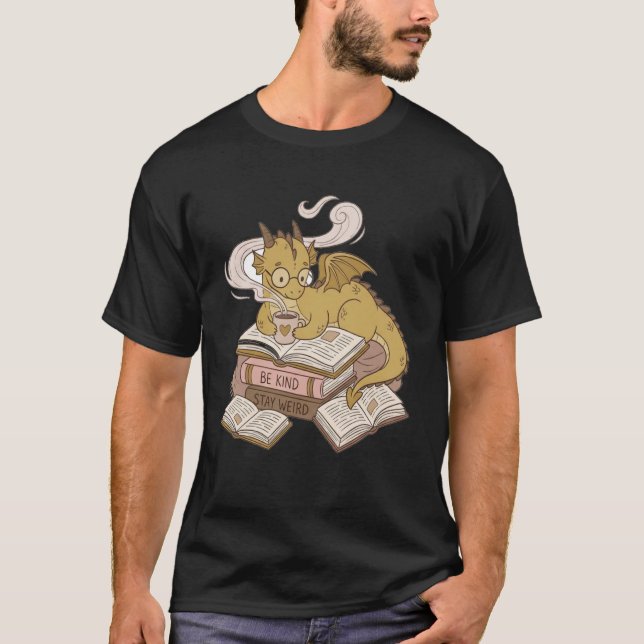 Camiseta Be Kind Stay Weird Read Books Cute Dragon (Frente)