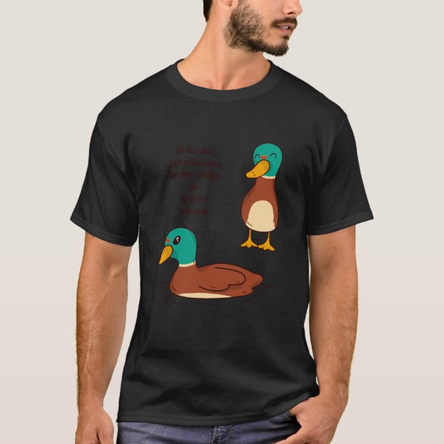 Camiseta Be like a duck Calm on the surface but always padd (Frente)