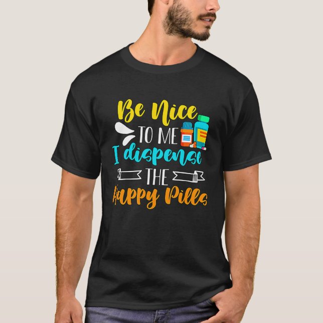 Camiseta Be Nice To Me Loves Health Care Medicine Pharmacy  (Frente)