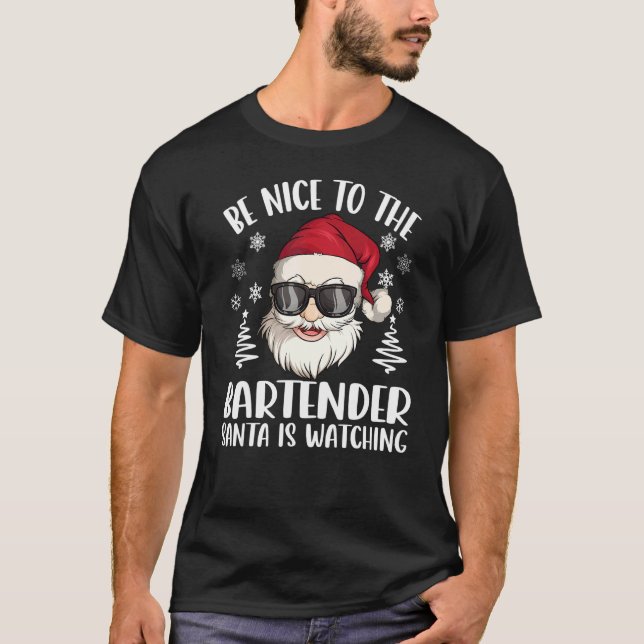 Camiseta Be Nice To The Bartender Santa Is Watching Christm (Frente)