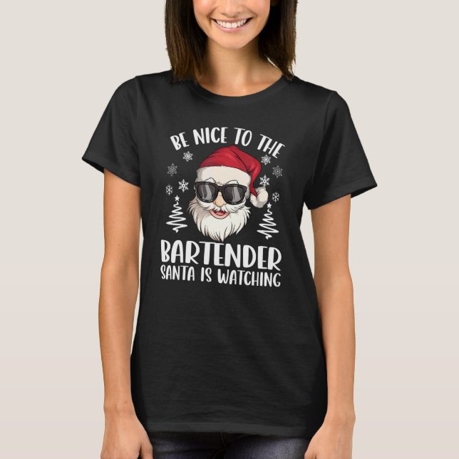 Camiseta Be Nice To The Bartender Santa Is Watching Christm (Frente)