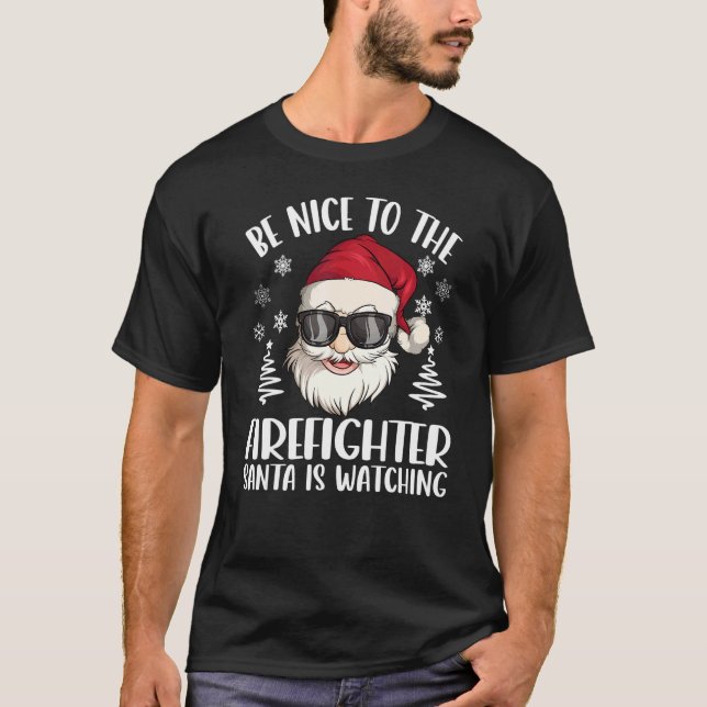Camiseta Be Nice To The Firefighter Santa Is Watching Chris (Frente)