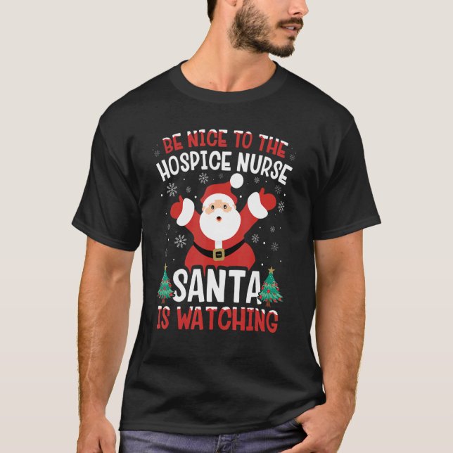 Camiseta Be Nice To The Hospice Nurse Santa Is Watching Xma (Frente)