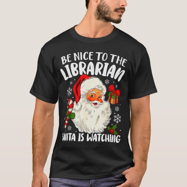 Camiseta Be Nice To The Librarian Santa Is Watching Christm (Frente)