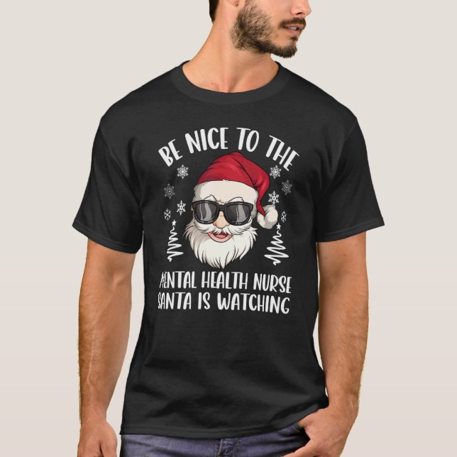 Camiseta Be Nice To The Mental Health Nurse Santa Is Watchi (Frente)