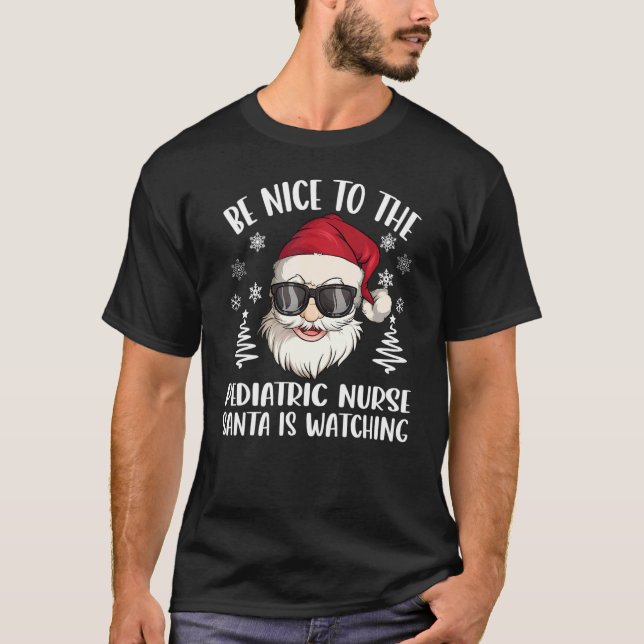 Camiseta Be Nice To The Pediatric Nurse Santa Is Watching C (Frente)
