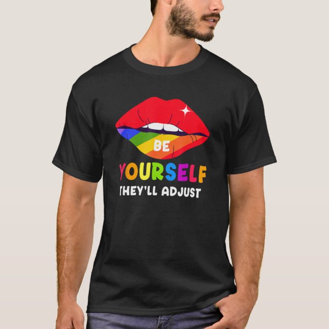 Camiseta Be Yourself They ll Adjust Lips Rainbow LGBT Gay P (Frente)