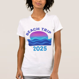 Camiseta Beach Trip 2025 - Retro Sunset & Waves Design