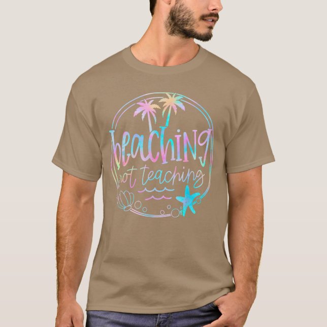 Camiseta Beaching Not Teaching Tie Dye Summer Teacher Beach (Frente)