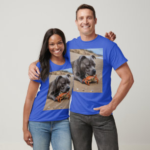 Camiseta "Beachside Pals: Um Staffy e seu companheiro de ca