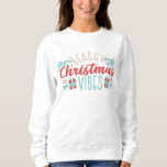 Camiseta Beachy Christmas Vibes Tropical Summer Beach<br><div class="desc">Beachy Christmas Vibes Tropical Summer Holiday Sweatshirts apresenta uma design de Natal divertida com o texto "Beachy Christmas Vibes" na tipografia moderna,  destacada por conchas,  palmeiras e presentes. Perfeito para um verão ou um Natal tropical e feriados. Criado por feriados Evco www.zazzle.com/store/evcoholidays</div>