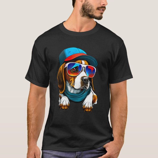 Camiseta Beagle colorido vestindo óculos de sol e boné (Frente)