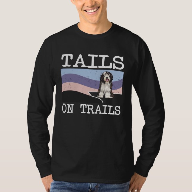 Camiseta Bearded Collie Tails On Trails  Dog Hiking (Frente)