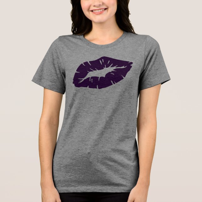 Camiseta Beautiful Purple Lipstick Kiss Isolated (Frente)
