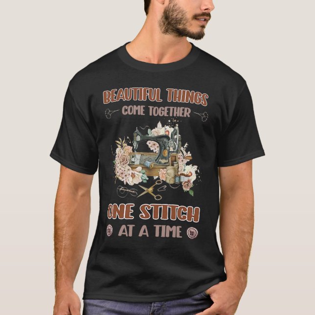 Camiseta Beautiful Things Come Together One Stitch At A Tim (Frente)