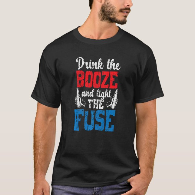 Camiseta Beba A Bebida E Acenda Os Alcoólicos Americanos (Frente)