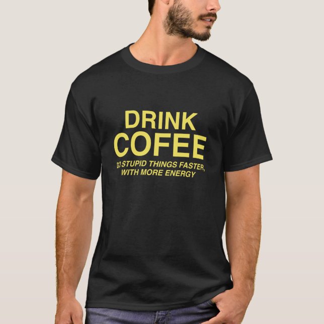 Camiseta Beba Café : Faça Coisas Estúpidas Mais Rápido, Com (Frente)