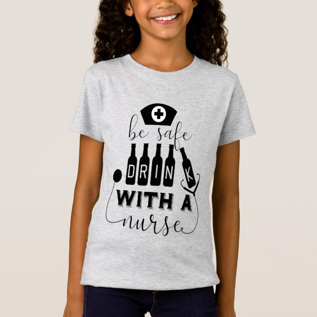 Camiseta Beba Com Segurança Com Uma Enfermeira (Frente)