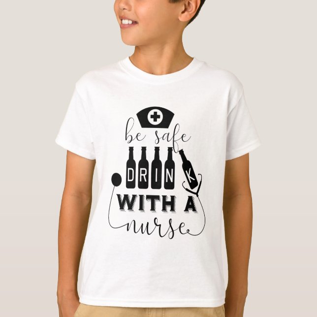 Camiseta Beba Com Segurança Com Uma Enfermeira (Frente)