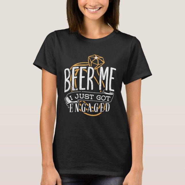 Camiseta Beba-me, acabei de ficar noiva de álcool. (Frente)