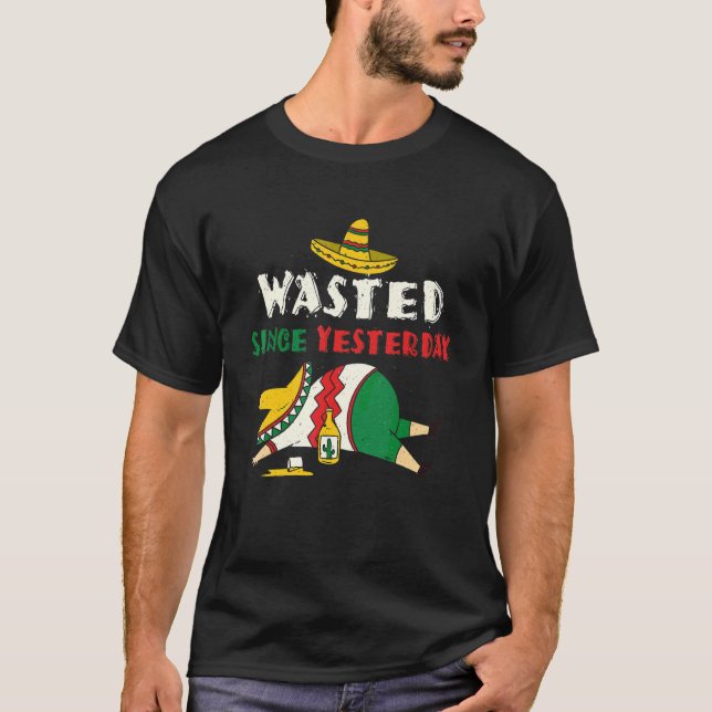 Camiseta Bebado De Bebida Desperdiçado Ontem Cinco Felizes  (Frente)
