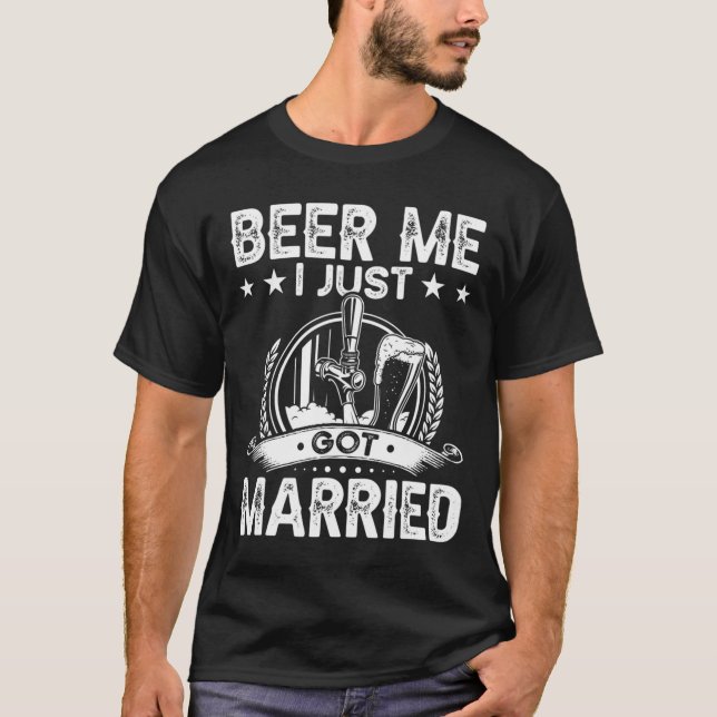 Camiseta Bebam Eu Acabei De Me Casar Com Uma Noite Engraçad (Frente)