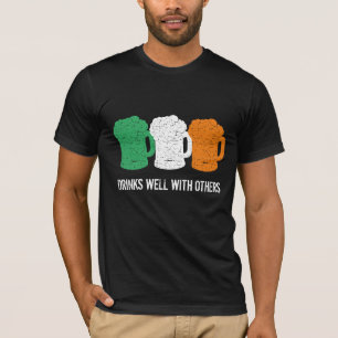 Camiseta Bebe bem com outras canecas de cerveja de cerveja